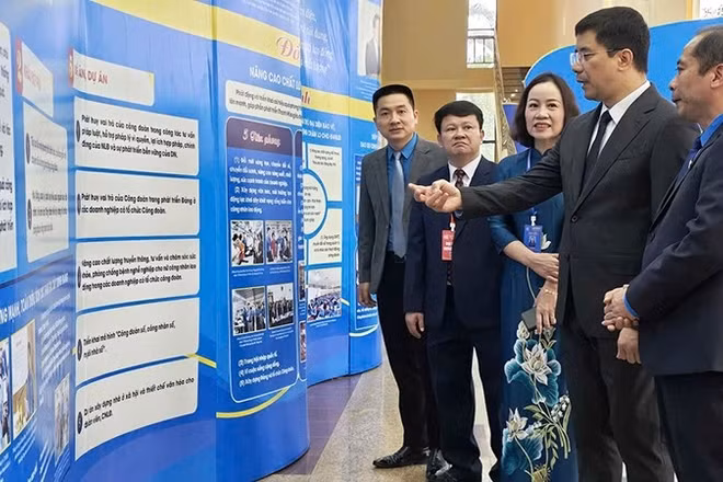 Phó Bí thư Thường trực Tỉnh ủy Thanh Hóa tham quan, trao đổi truyền thông về hoạt động Công đoàn.