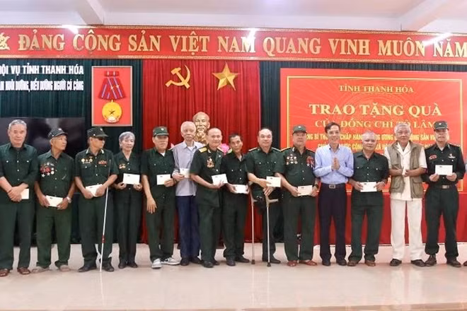 Trao quà của Tổng Bí thư, Chủ tịch nước tới các thương, bệnh binh đang được chăm sóc, điều dưỡng tích cực tại Trung tâm Nuôi dưỡng, điều dưỡng người có công Thanh Hóa, ngày 28/4/2026. (Ảnh: MAI LUẬN)