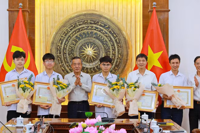 Lãnh đạo tỉnh Thanh Hóa trao tặng Bằng khen và chúc mừng các học sinh đoạt giải.