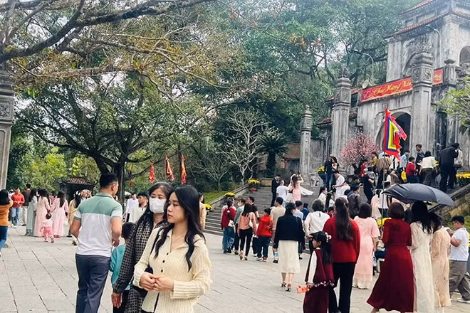 Du khách tham quan Đền Bà Triệu ở xã Triệu Lộc, tỉnh Thanh Hóa.