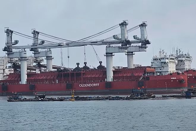 Tàu thuyền neo đậu bốc, dỡ hàng hóa ở Cảng Nghi Sơn.