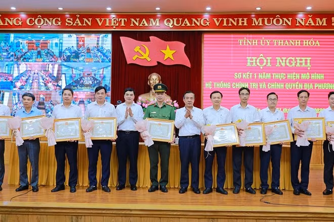 Lãnh đạo tỉnh Thanh Hóa trao tặng Bằng khen cho các tập thể có thành tích xuất sắc.