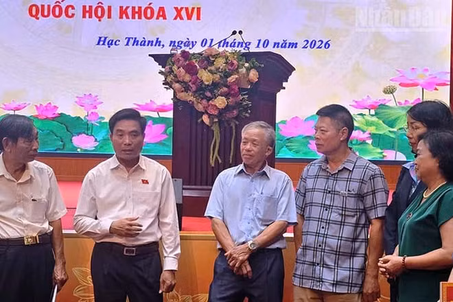 Phó Chủ tịch Quốc hội Nguyễn Doãn Anh trao đổi với cử tri Thanh Hóa. (Ảnh: Mai Luận)