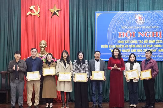 Hội Nhà báo tỉnh Thanh Hóa khen thưởng các hội viên có thành tích xuất sắc.