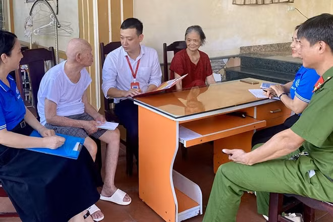 Lực lượng chức năng tiếp cận tuyên truyền, hướng dẫn người cao tuổi nhận chính sách qua tài khoản ngân hàng.
