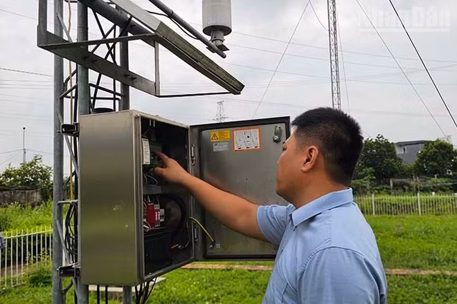 Cán bộ Đài khí tượng thủy văn Thanh Hóa kiểm tra thiết bị quan trắc. (Ảnh: Mai Luận)