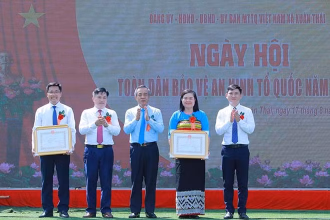 Lãnh đạo tỉnh Thanh Hóa trao tặng Bằng khen cho Nhân dân và cán bộ xã Xuân Thái có thành tích xuất sắc. (Ảnh: Công an Thanh Hóa cung cấp)