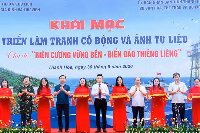 Các đại biểu cắt băng khai mạc triển lãm. (Ảnh: Sở Văn hóa, Thể thao và Du lịch Thanh Hóa cung cấp)