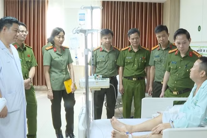 Lãnh đạo Công an tỉnh Thanh Hóa thăm, động viên đồng đội đang điều trị vết thương.