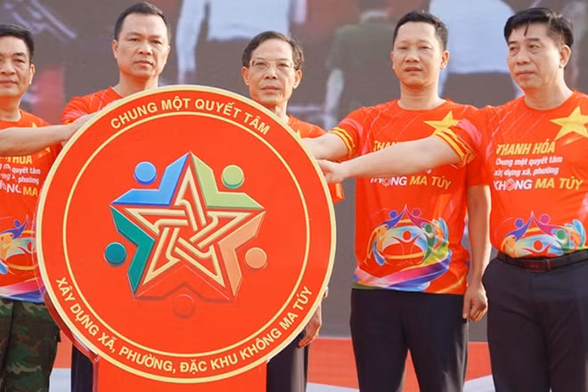 Lãnh đạo tỉnh Thanh Hóa cùng các đại biểu thực hiện nghi thức hưởng ứng.
