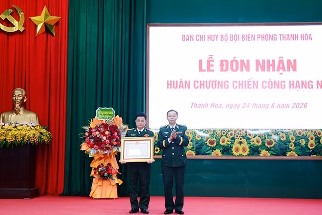 Thừa ủy quyền của Chủ tịch nước, đại diện Bộ Tư lệnh Bộ đội Biên phòng trao Huân chương chiến công cho đồng chí Đỗ Ngọc Vĩnh.