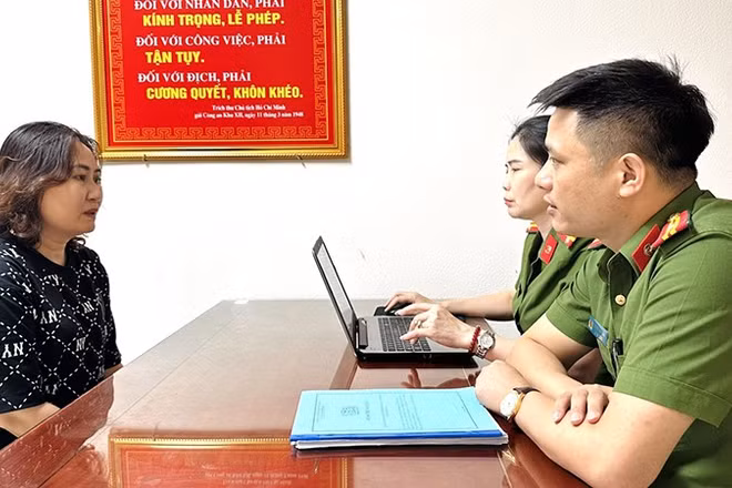 Công an xét hỏi đối tượng Lê Thị Hồng.
