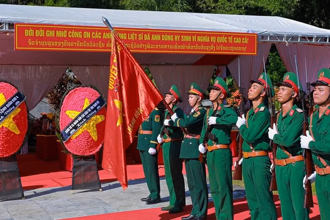 Đội quân kỳ tham gia nghi lễ truy điệu các liệt sĩ.