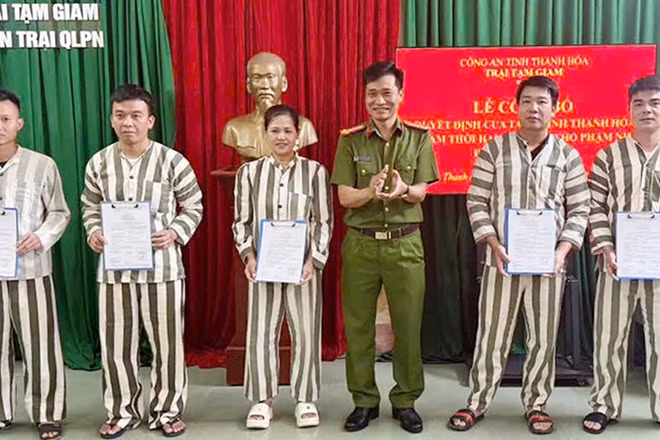 Công an Thanh Hóa trao quyết định giảm án cho các phạm nhân.