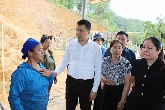 Lãnh đạo tỉnh Thanh Hóa động viên gia đình có nạn nhân tử vong do thiên tai ở xã Nam Xuân.