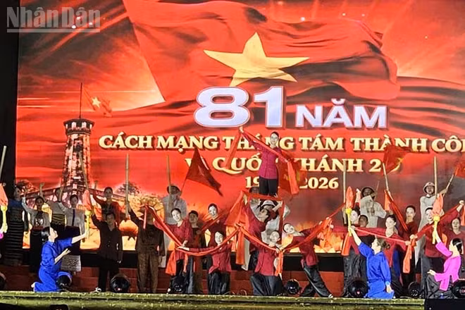 Chương trình nghệ thuật tại Quảng trường Lam Sơn, phường Hạc Thành, tỉnh Thanh Hóa. (Ảnh: Mai Luận)