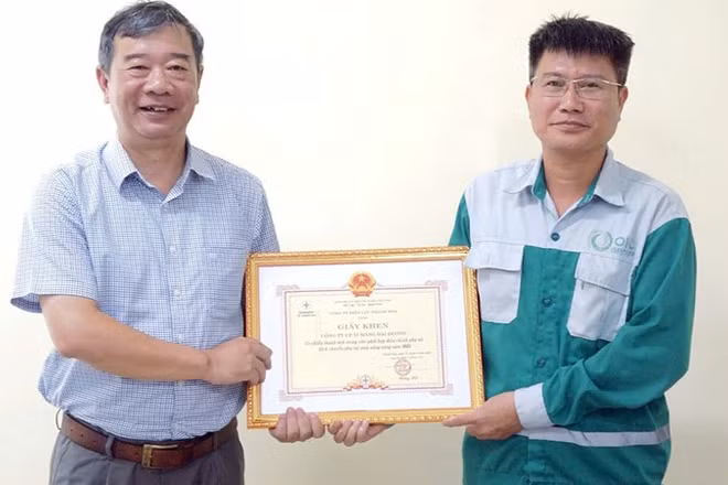 Lãnh đạo Công ty Điện lực Thanh Hóa trao tặng giấy khen cho khách hàng sử dụng điện tiết kiệm, an toàn, hiệu quả.