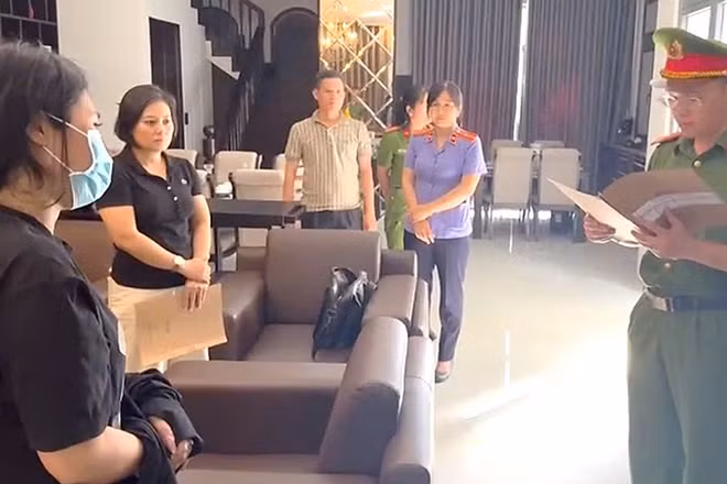 Cơ quan chức năng thi hành lệnh khám xét khẩn cấp đối với Lê Thị Thảo.