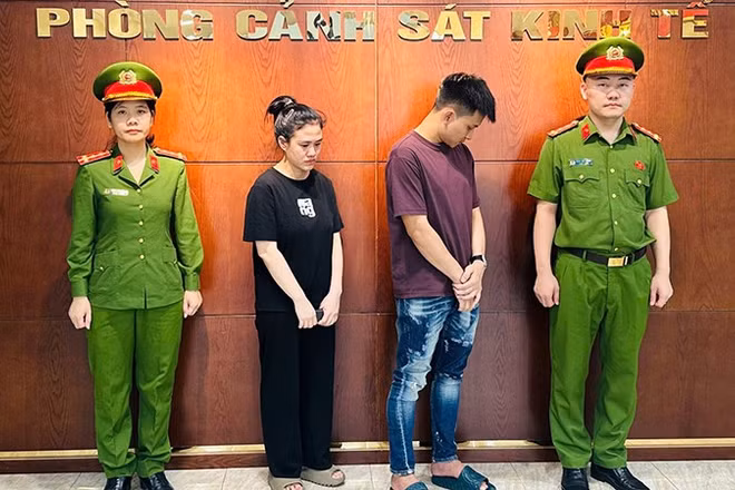 Công an thi hành quyết định khởi tố các bị can.