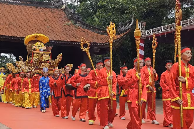 Rước kiệu Lê Lai về Lam Kinh cùng phối tế.