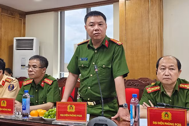 Đại diện cơ quan Công an thông tin thêm vụ buôn lậu tại buổi họp báo.