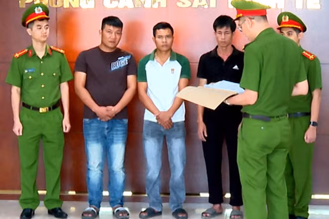 Công an thi hành quyết định khởi tố vụ án, các bị can có hành vi vi phạm pháp luật.