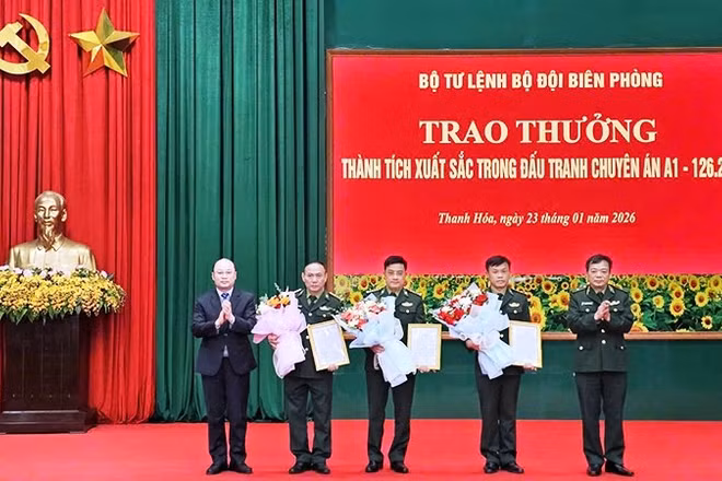 Lãnh đạo Bộ Tư lệnh Biên phòng trao thưởng cho các tập thể lập công.
