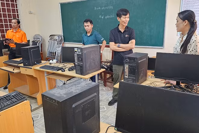Triều cường, mưa lũ gây ngập phòng học, hư hỏng máy tính của trường học ở xã Tiên Trang, tỉnh Thanh Hóa.