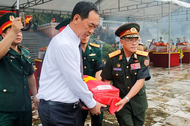 Lãnh đạo tỉnh Thanh Hóa và đại diện tỉnh Hủa Phăn (Lào) di chuyển, an táng hài cốt liệt sĩ tại Nghĩa trang quốc tế Đồng Tâm, tỉnh Thanh Hóa.