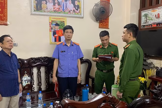 Các cơ quan chức năng ở Thanh Hóa thi hành quyết định khởi tố bị can.