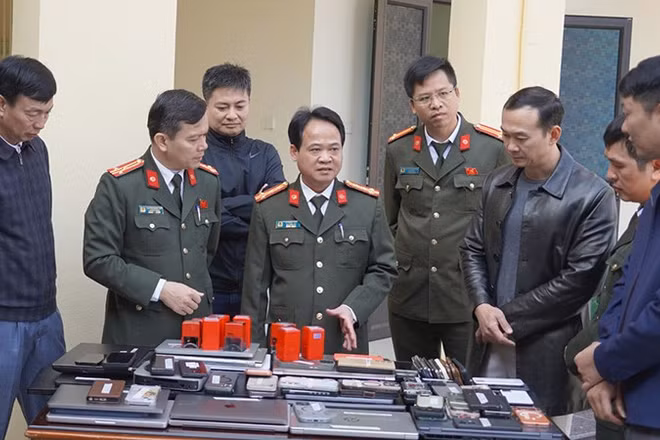 Lãnh đạo Công an tỉnh Thanh Hóa trao chỉ đạo điều tra, đấu tranh với tội phạm trên môi trường mạng.