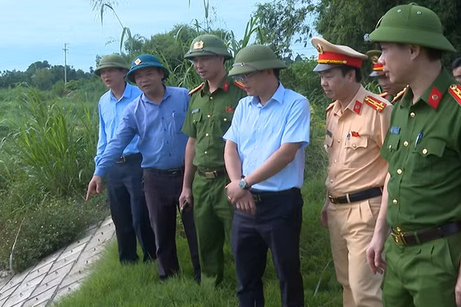Các thành viên đoàn công tác kiểm tra điểm đê xung yếu ở Kim Tân.
