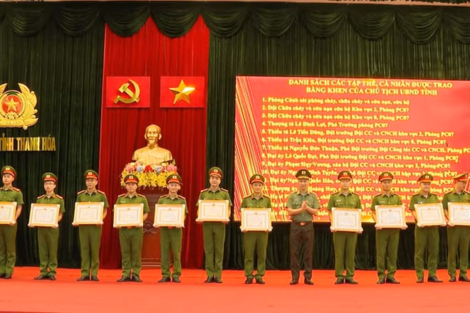 Giám đốc Công an tỉnh Thanh Hóa trao Bằng khen cho các tập thể, cá nhân có thành tích xuất sắc trong chữa cháy rừng.