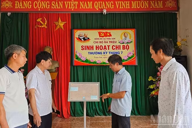 Cán bộ thôn Bà Triệu, xã Triệu Sơn giới thiệu ứng dụng chuyển đổi số trong hỗ trợ đảng viên sinh hoạt đảng định kỳ. (Ảnh: MAI LUẬN)