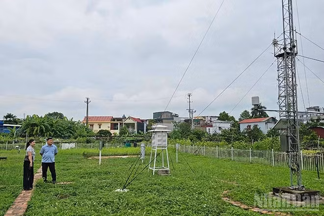 Nhân lực kiểm tra thiết bị phục vụ thu thập thông tin dự báo thời tiết ở Đài khí tượng thủy văn tỉnh Thanh Hóa. (Ảnh: MAI LUẬN) 
