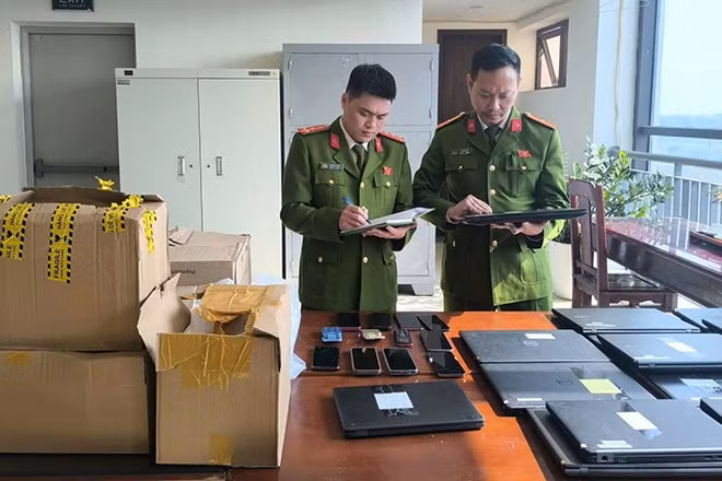 Công an kê biên tang vật vụ án.