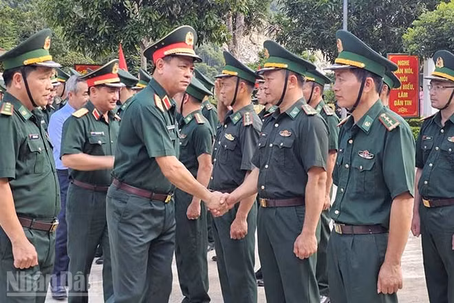 Thứ trưởng Bộ Quốc phòng thăm lực lượng vũ trang ở các xã biên giới tỉnh Thanh Hóa. (Ảnh: MAI LUẬN)