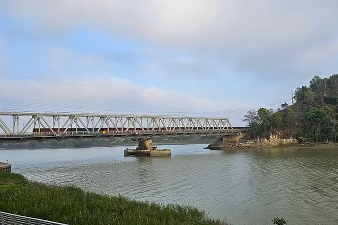 Cầu Hàm Rồng nối đôi bờ sông Mã.