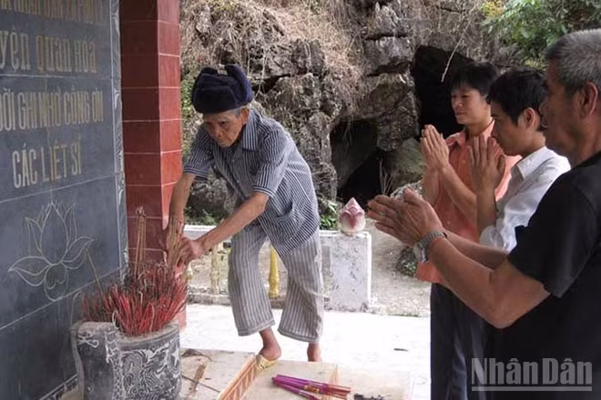 Các tầng lớp nhân dân dâng hương tưởng niệm liệt sĩ hy sinh ở khu vực Hang Co Phương.
