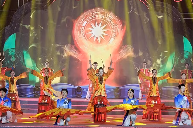 Nổi trống khai hội du lịch biển Hải Tiến 2026.