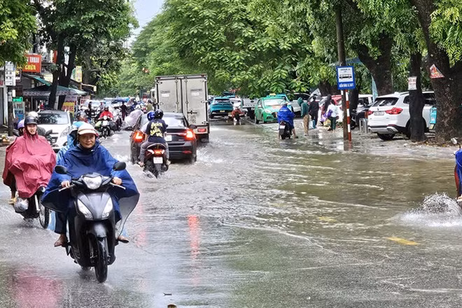 Mưa to sáng 7/10 gây ngập cục bộ đường đô thị ở Thanh Hóa.