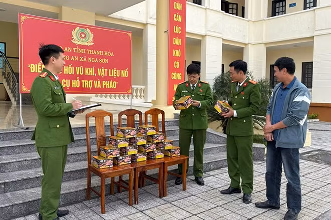 Công an kiểm tra, kê biên số lượng pháo hoa nổ công dân tự giác giao nộp.