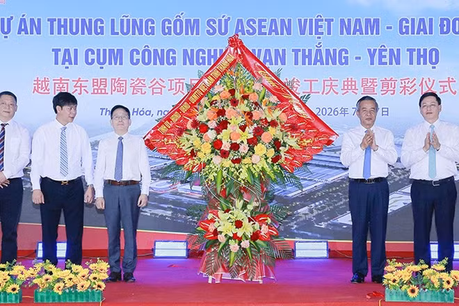 Lãnh đại tỉnh Thanh Hóa tặng hoa chúc mừng chủ đầu tư dự án.