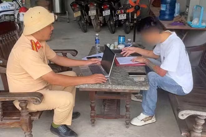 Cảnh sát giao thông làm việc, xác minh hành vi vi phạm của người điều khiển phương tiện. (Công an Thanh Hóa)