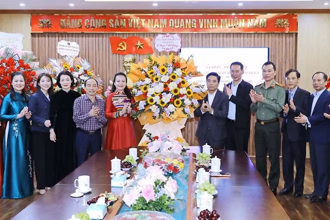 Đoàn công tác của tỉnh Thanh Hóa tặng hoa chúc mừng hội viên, phụ nữ nhân ngày 8/3.