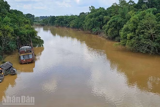 Đoạn sông Bưởi chảy qua xã Vĩnh Lộc, tỉnh Thanh Hóa. (Ảnh: MAI LUẬN)