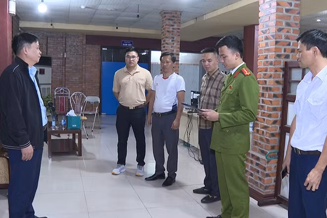 Cơ quan chức năng thi hành lệnh khám xét nơi làm việc của Nguyễn Xuân Sơn.