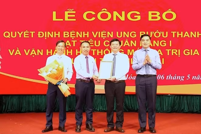Lãnh đạo tỉnh Thanh Hóa trao quyết định đạt chuẩn hạng I cho Bệnh viện Ung bướu.