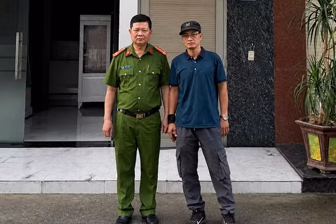 Anh Nguyễn Ngọc Tuấn cùng Công an Thanh Hóa.