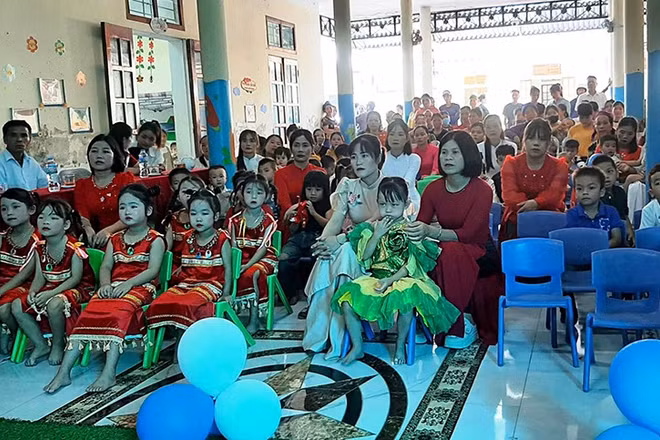 Học sinh Trường mầm non xã Yên Nhân, tỉnh Thanh Hóa trong ngày khai giảng năm học mới.